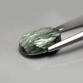 Serafinite naturale verde da 8,94 ct, taglio ovale, opaco