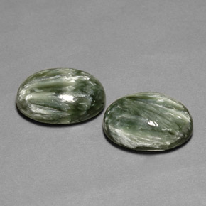 Serafinite naturale verde da  ct, taglio ovale, opaco