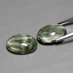 Serafinite naturale verde da  ct, taglio ovale, opaco