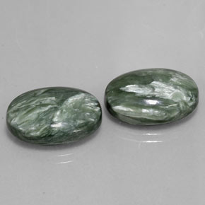 Serafinite naturale verde da  ct, taglio ovale, opaco