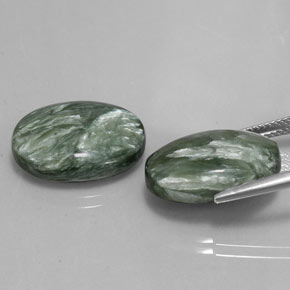 Serafinite naturale verde da  ct, taglio ovale, opaco