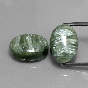 Serafinite naturale verde da  ct, taglio ovale, opaco