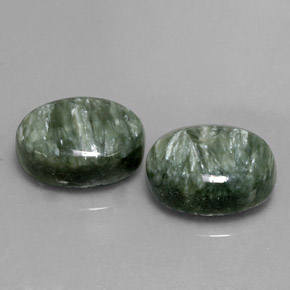 Serafinite naturale verde da  ct, taglio ovale, opaco