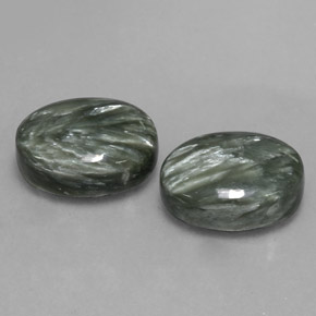 Gemme di Serafinito Verde medio naturale da 13.50 ct, Taglio ovale, Opaco