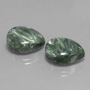 Serafinite naturale verde da  ct, taglio a pera, opaco
