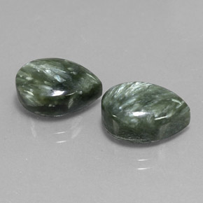 Serafinite naturale verde da  ct, taglio a pera, opaco