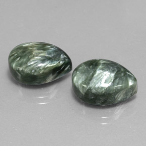 Serafinite naturale verde da  ct, taglio a pera, opaco