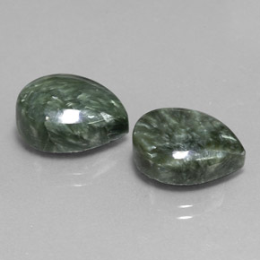 Serafinite naturale verde da  ct, taglio a pera, opaco