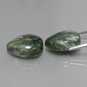 Serafinite naturale verde da  ct, taglio a pera, opaco