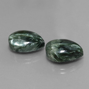 Serafinite naturale verde da  ct, taglio a pera, opaco