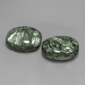 Serafinite naturale verde da  ct, taglio ovale, opaco