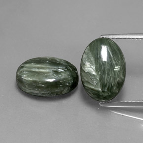 Serafinite naturale verde da 12,72 ct, taglio ovale, opaco