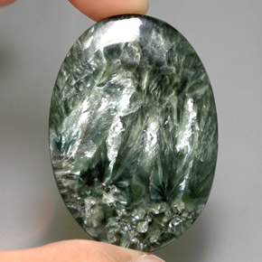 Serafinito Verde naturale da 47.17 ct, Taglio ovale, Opaco
