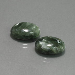 Serafinite naturale verde da  ct, taglio ovale, opaco