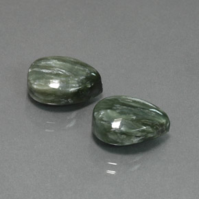 Serafinite naturale verde da  ct, taglio a pera, opaco