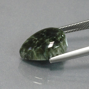 Serafinite naturale verde da 5,93 ct, taglio a pera, opaco