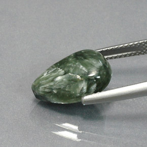 Serafinite naturale verde da 4,70 ct, taglio a pera, opaco