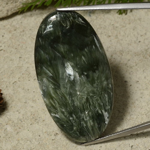 Serafinito Verde multicolore naturale da 47.08 ct, Taglio ovale, Opaco