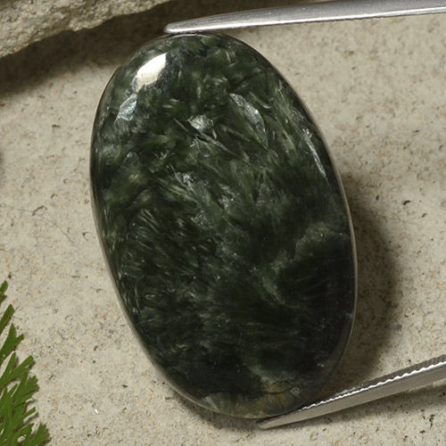 Serafinito Verde scuro naturale da 40.35 ct, Taglio ovale, Opaco
