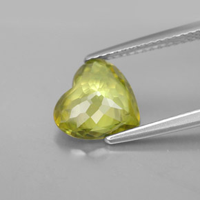 Sfene naturale verde da 2,43 ct, a forma di cuore, VS