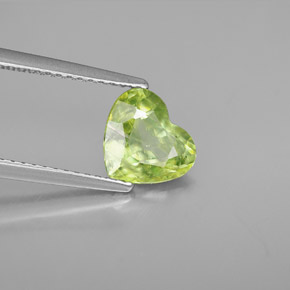 Sfene Verde giallastro naturale da 1.54 ct, A forma di cuore, VS