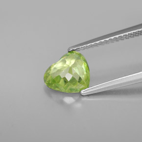 Sfene Verde giallastro naturale da 1.54 ct, A forma di cuore, VS