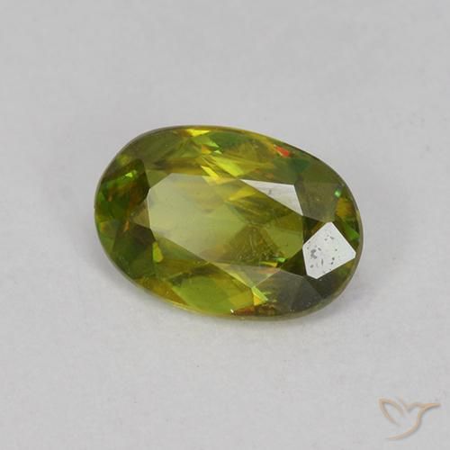 Sfene Caldo terroso verde naturale da 0.60 ct, Ovale, VVS-VS