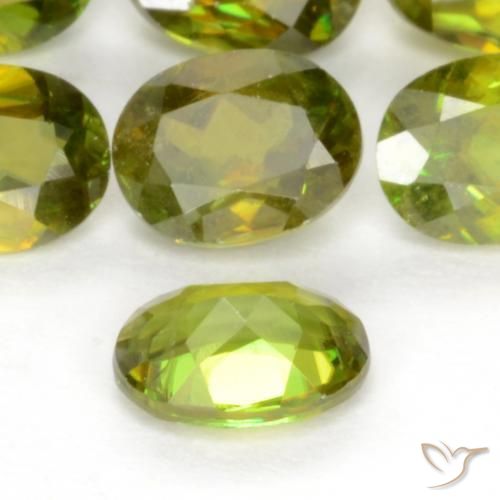 Sfene Caldo bosco verde naturale da 0.45 ct, Ovale, VS-SI
