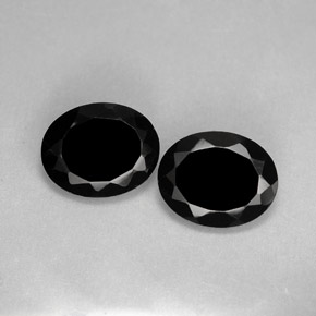 Spinello naturale nero da  ct, taglio ovale, opaco