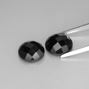 Spinello naturale nero da  ct, taglio rotondo, opaco