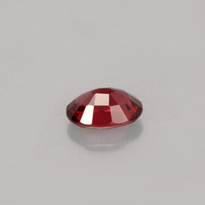 Spinello naturale  da 0,76 ct, taglio ovale, VS