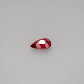 Spinello naturale rosso da 0,38 ct, taglio a pera, VS