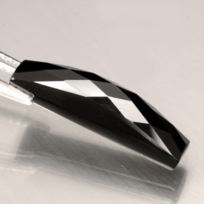 Spinello naturale nero da 4,28 ct, baguette, opaco