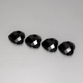Spinello naturale nero da  ct, a forma di cuore, opaco