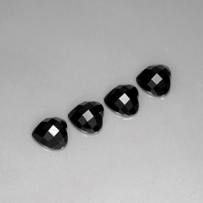 Spinello naturale nero da  ct, a forma di cuore, opaco