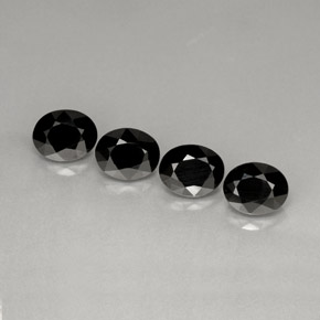 Spinello naturale nero da  ct, taglio ovale, opaco