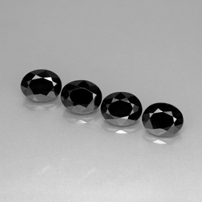 Spinello naturale nero da  ct, taglio ovale, opaco