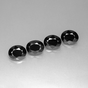 Spinello naturale nero da  ct, taglio ovale, opaco