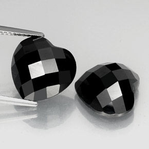 Spinello naturale nero da 14,36 ct, a forma di cuore, opaco
