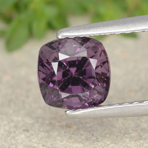 Spinello Viola medio-scuro naturale da 1.51 ct, Taglio a cuscino, VVS-VS