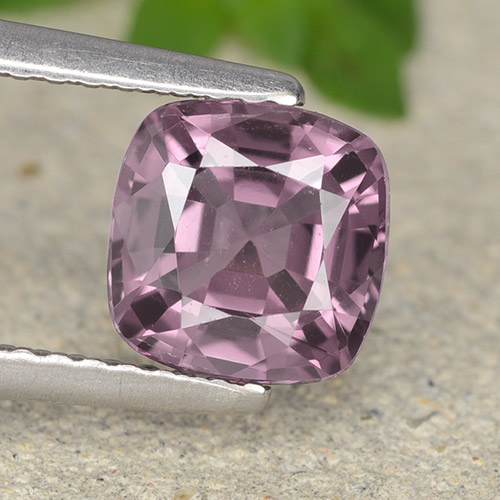 Spinello Viola medio-scuro naturale da 1.46 ct, Taglio a cuscino, VVS