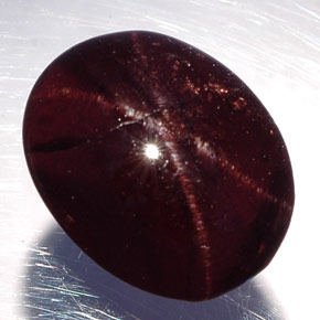 Granato stellato naturale nero da 7,01 ct, taglio ovale, traslucido
