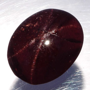 Granato stellato naturale nero da 7,01 ct, taglio ovale, traslucido