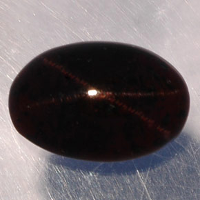 Granato stellato naturale nero da 3,87 ct, taglio ovale, traslucido