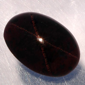 Granato stellato naturale nero da 3,87 ct, taglio ovale, traslucido