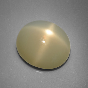 Pietra di luna stellata naturale crema da 8,67 ct, taglio ovale, traslucido