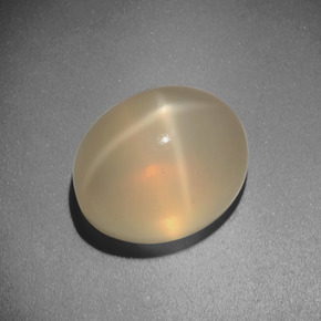 Pietra di luna stellata naturale crema da 5,51 ct, taglio ovale, traslucido