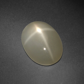 Pietra di luna stellata naturale crema da 6,69 ct, taglio ovale, traslucido