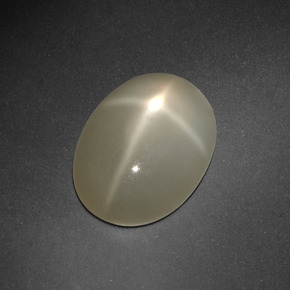 Pietra di luna stellata naturale crema da 6,69 ct, taglio ovale, traslucido