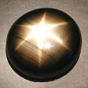 Zaffiro stellato naturale nero da 55,93 ct, taglio ovale, opaco